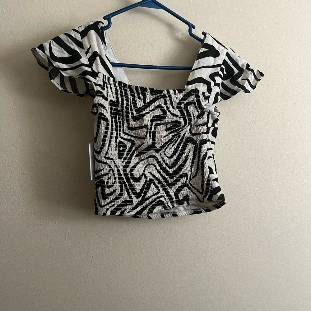 Twist Front Top - Picture 6 of 6